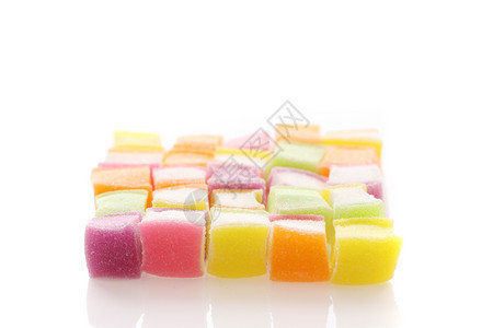 白色背景中孤立的彩色方体果冻糖图片
