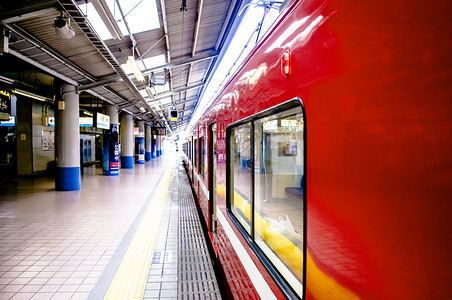 2014年7月日本yokham站的当地交通列车keiyu线背景图片