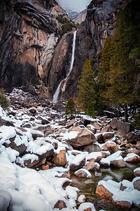 冬天的瀑布岩石覆盖着雪yosemit公园caus图片