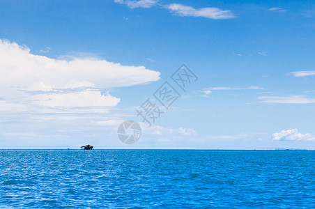 蓝色的夏天空白色的云彩和热带海景靠近泰国河口的千头图片