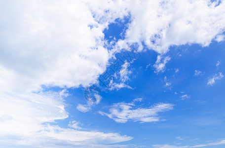 热带泰国雨林中部分为白云的蓝色夏日天空图片