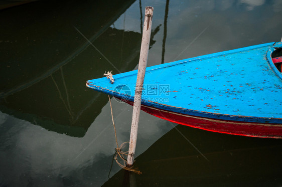 在热带禁航河中使用传统的泰河木制渔船禁止使用北大马特拉省图片