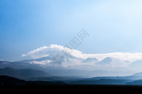 埃尔西耶火山冬雾的一天图片