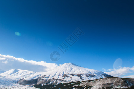 冬天晴朗的厄尔西耶火山图片