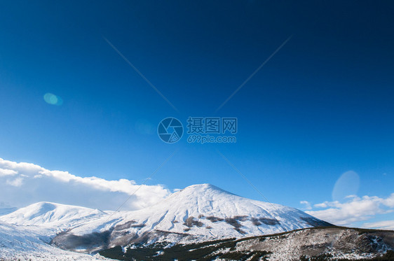 冬天晴朗的厄尔西耶火山图片