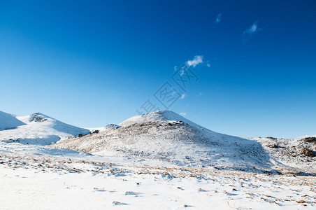 冬季晴天满是雪的厄尔西耶火山图片