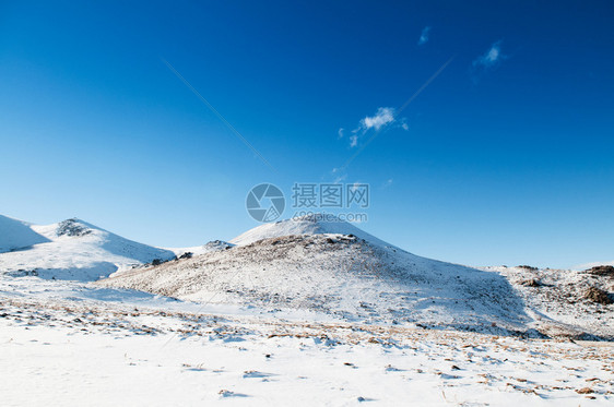 冬季晴天满是雪的厄尔西耶火山图片