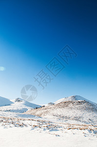 冬季晴天晴朗时满是雪的厄尔西耶火山图片