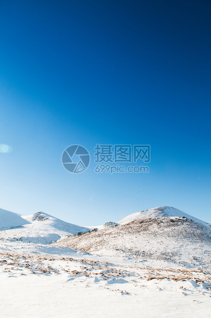 冬季晴天晴朗时满是雪的厄尔西耶火山图片