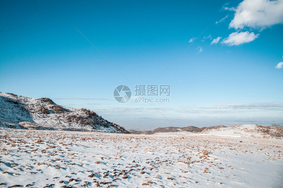 冬季晴天满是雪的厄尔西耶火山图片