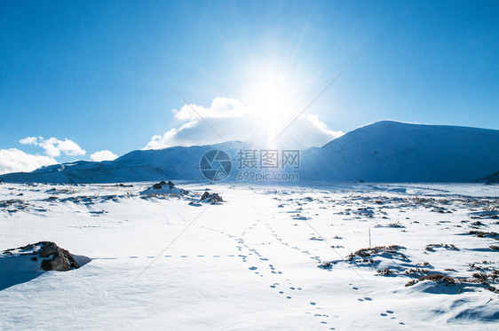 雪与太阳对抗的厄尔西耶火山图片