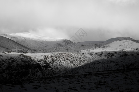 冬天雾的一埃尔西耶火山的黑色和白图象Kakseri火鸡图片