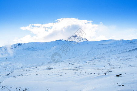 晴空万里的厄尔西耶火山铺满了雪图片