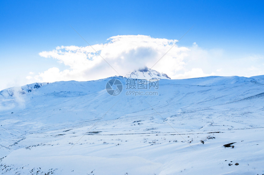 晴空万里的厄尔西耶火山铺满了雪图片