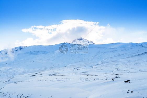 晴空万里的厄尔西耶火山铺满了雪图片