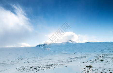 晴空万里的厄尔西耶火山铺满了雪图片