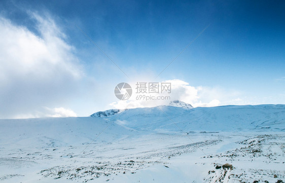 晴空万里的厄尔西耶火山铺满了雪图片