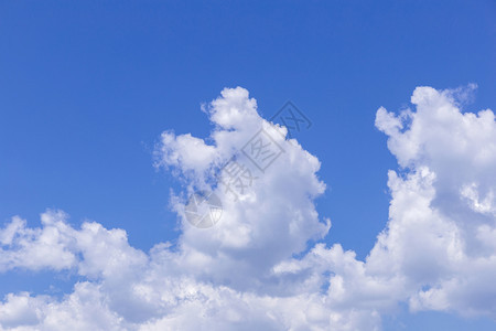 蓝色的天空背景与白云巨大的蓝色天空和阳光明媚的天空蓝色中白毛云图片