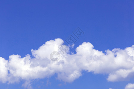 蓝色的天空背景与白云巨大的蓝色天空和阳光明媚的天空蓝色中白毛云图片