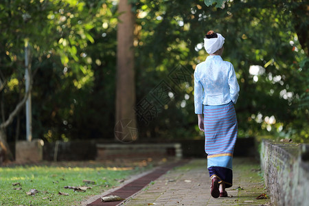 穿着传统泰式礼服的国青年女子肖像图片