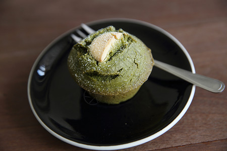 绿茶蛋糕木上绿茶松饼背景