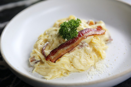 在奶酪面上撒上胡椒粉图片素材