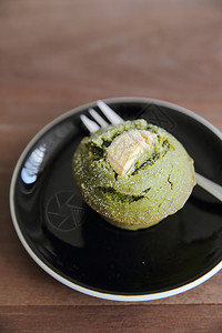 绿茶蛋糕木上绿茶松饼背景