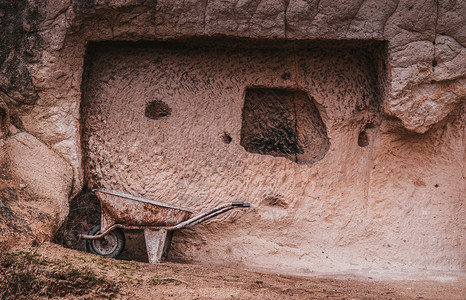 古老的马车在戈雷梅露天空气博物馆卡帕多西亚火鸡的山岩石风景图片