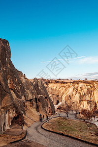 异国古老的尼姑火山岩表层中的位于戈雷梅露天博物馆卡帕多西亚火鸡图片