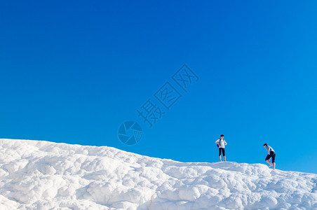 超碘钙碳酸石灰池塘的景观旅游者图片