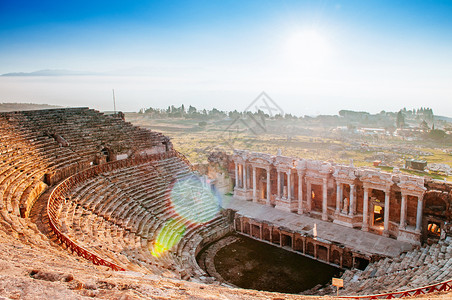 希拉波利斯古老的山顶木偶剧院废墟包括游客帕穆卡勒迭尼西里火鸡背景