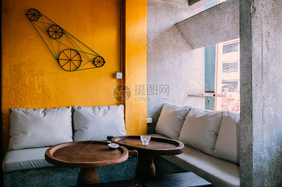 2013年月日23年月泰兰邦Bangko现代沙发和旧餐桌图片