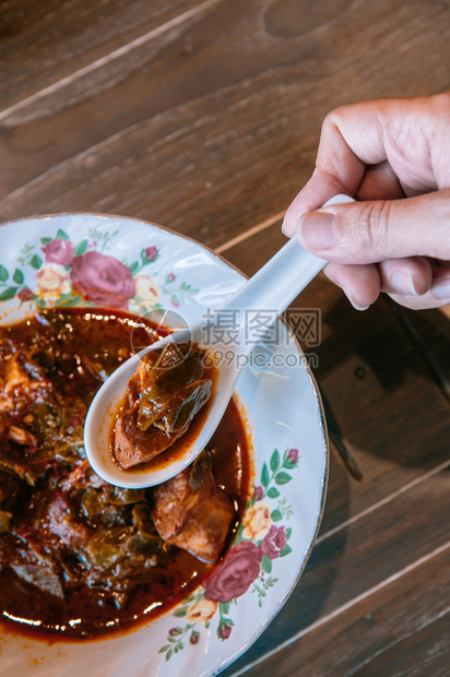 晚餐桌上的茶食辣牛肉沙拉和青菜叶，美味佳肴图片