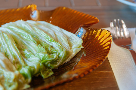 晚餐桌上的茶食辣牛肉沙拉和青菜叶，美味佳肴图片