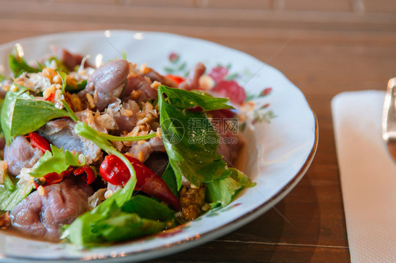 晚餐桌上的茶食辣牛肉沙拉和青菜叶，美味佳肴图片