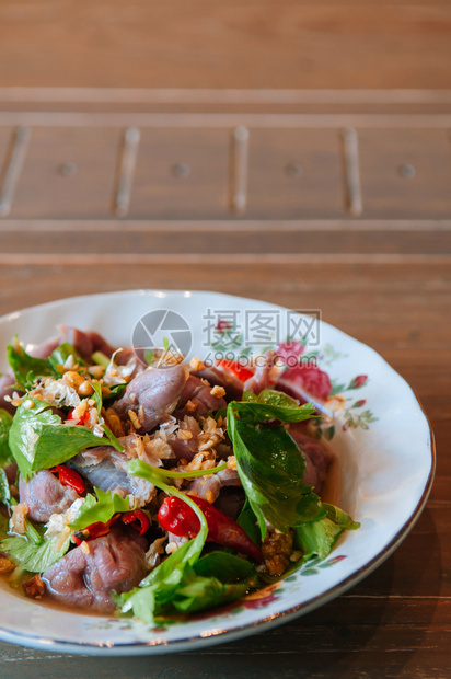 晚餐桌上的茶食辣牛肉沙拉和青菜叶，美味佳肴图片