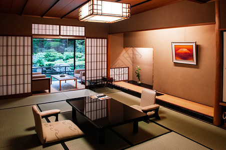 2013年5月日GifuJapn古老的传统日本客厅有滑动门塔米垫底黑木板桌和反向设计座椅图片