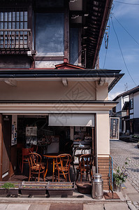 2013年5月6日gufjapn旧房子的木制椅在hideafurkw古老历史城镇的街道上成为日本咖啡厅图片