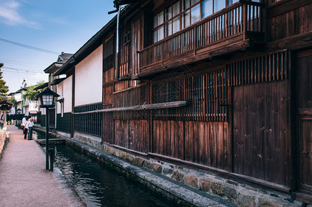 2013年5月6日gifujapn古老的传统木屋和日本游客在街上荡以及hideafurkw镇古老历史城的小型自然流图片
