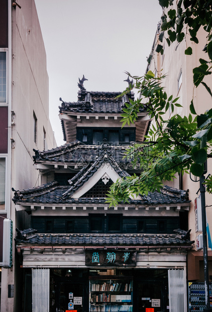 2013年5月9日宫本古老的edo建筑配有瓷砖屋顶城堡风格建筑成为奈瓦特街区的书店图片