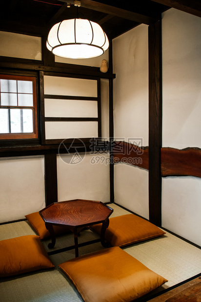 2013年5月9日宫本内地老日本人住宅内装有织物围巾天花板灯和塔米垫底的木桌温暖灯光图片