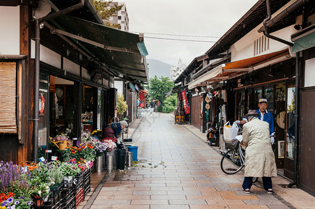 2013年5月9日MatsumoJapn旧日本edo建筑有瓷砖屋顶成为奈瓦特街道的花店图片