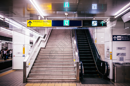 2013年5月日NagoyJpn空平台扶梯和Meitsunagoy站的楼梯上面挂有方向信息灯框标志旧式电影风格图像图片
