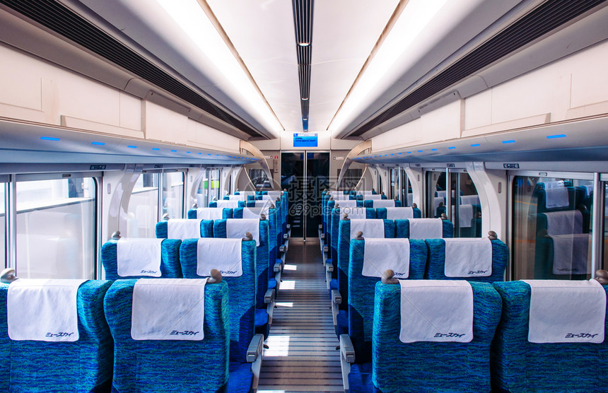 2013年5月日奈戈亚雅潘现代设计室内和蓝织物车厢座椅天空楚布中央机场限速列车图片