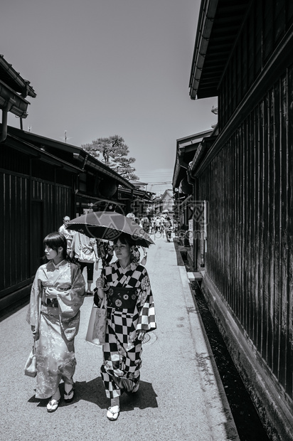 2013年5月7日在sanmchisuj旧的edo区穿浴衣或带雨伞的和服女子takymgifujapn在takym老城有名的购物图片