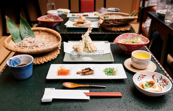 晚餐桌上的茶食辣牛肉沙拉和青菜叶，美味佳肴图片