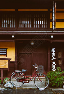 2013年5月7日在sanmchisuj的takymgifujapn旧的vinatge红色自行车在著名的takym老城前的旧木屋图片