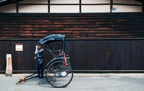 日本街头的蓝色人力车图片
