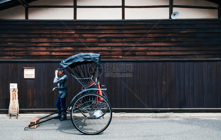 日本街头的蓝色人力车图片