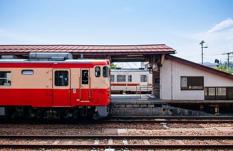 2013年5月6日TakymGifujapnKiha52dmu火车年薪2吨在Takym站的Jr西当地水上线漆图片